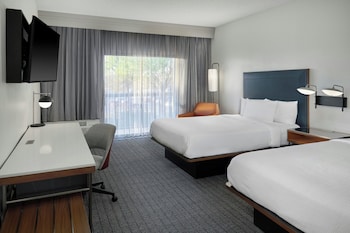 Room, 2 Queen Beds, Accessible Bathtub
