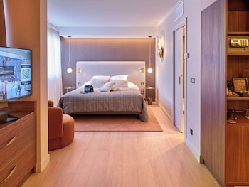 Junior Suite, 1 King Bed, Non Smoking (Larger Room;with Sofabed)