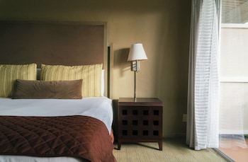 Suite, 1 Bedroom, Kitchen, Pool View (1 King Bed with Sofa Bed)