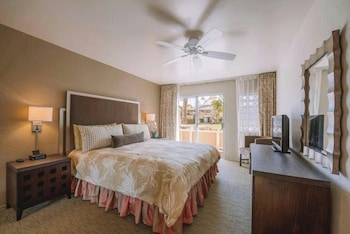 Suite, 1 Bedroom, Kitchen, Pool View (1 King Bed with Sofa Bed)