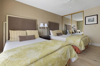 Suite, 1 Bedroom, Kitchen, Pool View (2 Double Bed with Sofa Bed)