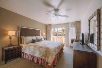 Suite, 1 Bedroom, Kitchen, Pool View (1 King Bed with Sofa Bed)