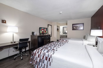 Deluxe Room, 2 Queen Beds, Smoking