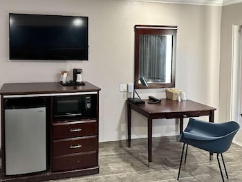Room, 2 Queen Beds, Mobility Accessible, Non Smoking (Roll-in Shower)