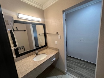 Room, 2 Queen Beds, Mobility Accessible, Non Smoking (Roll-in Shower)