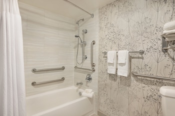 Standard Room, 1 Double Bed, Accessible Bathtub (Comm, Accessible Tub)