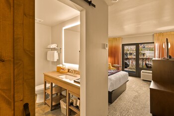 Premium Room, 1 Queen Bed (Courtyard)