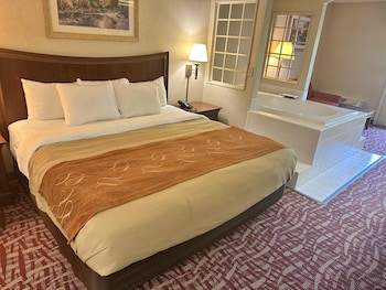 Suite, 1 King Bed, Jetted Tub, River View