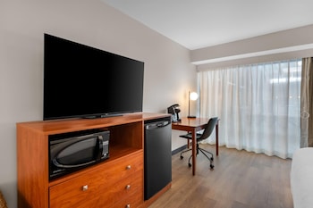 Room, 1 King Bed, Accessible, Non Smoking (PoolSide, Hearing, Roll-in Shower)