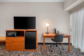 Room, 1 King Bed, Accessible, Non Smoking (Pool View, Hearing, Roll-in Shower)