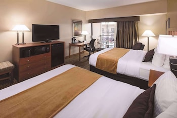 Room, 2 Queen Beds, Non Smoking, Pool View