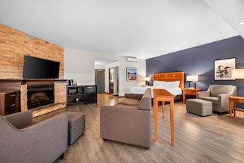 Deluxe Suite, 1 King Bed with Sofa bed, Non Smoking, Pool View