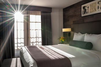 Classic Room, 1 King Bed, Balcony