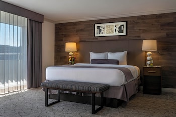 Classic Room, 1 King Bed, Balcony