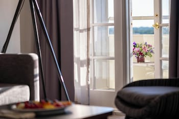 Junior Suite, 1 King Bed with Sofa bed, Balcony (Executive)