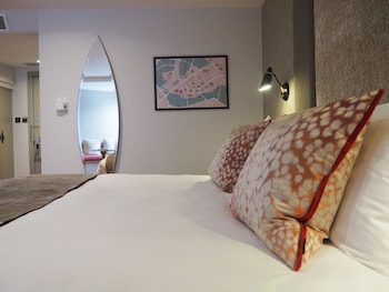 Superior Double Room, Bathtub
