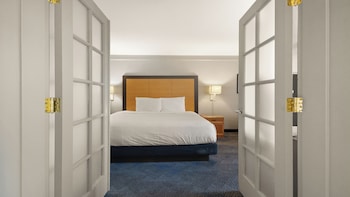 Suite, 1 King Bed, Non Smoking, Pool View
