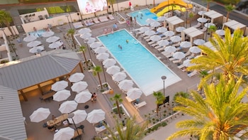 Room, 1 King Bed, Pool View (Juliet Balcony)