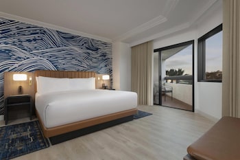 Room, 1 King Bed, Balcony, Corner