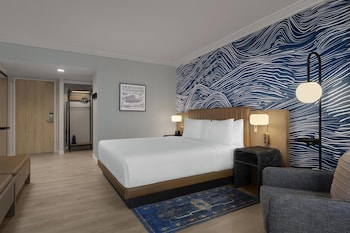 Room, 1 King Bed, Balcony (High Floor)