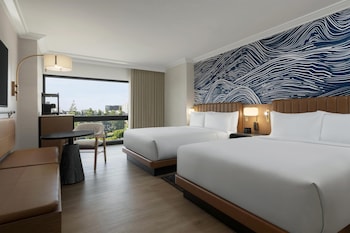 Room, 2 Queen Beds, Pool View
