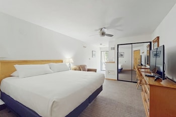 Deluxe Room, 1 King Bed, Balcony, Mountain View