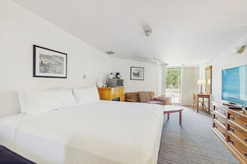 Superior Room, 1 King Bed, Balcony, Mountain View