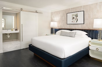 ADA Signature King Suite