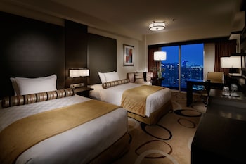 Club Twin Room with Lounge Access (Non-Smoking) 