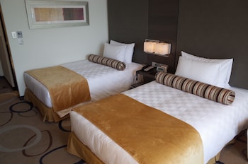 Club Twin Room with Lounge Access (Non-Smoking) 