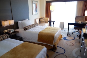 Club Twin Room with Lounge Access (Non-Smoking) 