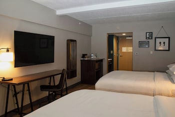 Room, 2 Queen Beds, Hearing Accessible (Mobility Accessible with Bathtub)