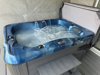 Cosy double with Hot Tub (for adults only)