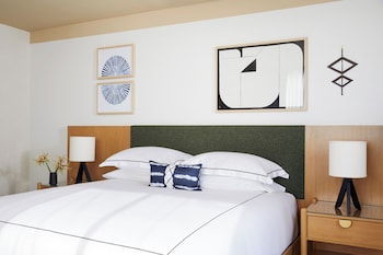 Room, 1 King Bed, Balcony, Corner