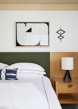 Room, 1 King Bed, Balcony, Corner