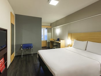 Double room with partial sea view - queen-size bed