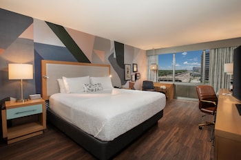 Room, 1 King Bed, Non Smoking (Mobility/Hearing Access, Roll-in Shwr)