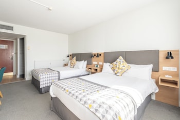 Standard Room, 2 Double Beds, Sea View (High Floor)