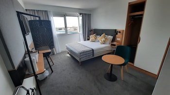 Standard Room, 1 Queen Bed, City View