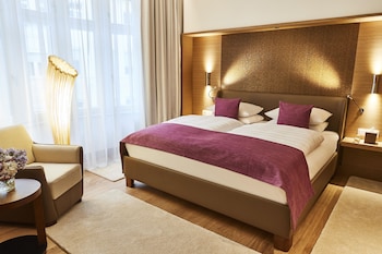 Deluxe Room, 1 King Bed (Grand)
