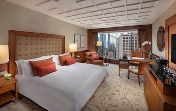 Club Room, 1 King Bed, City View
