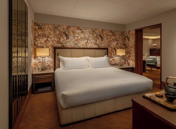 Suite, 1 King Bed (Statue Square View)