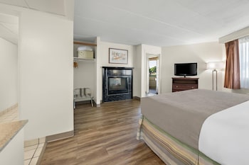 Suite, 1 King Bed, Non Smoking, Jetted Tub