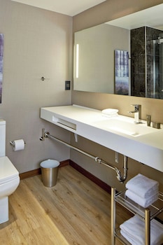 Room, 1 King Bed, Roll-in Shower