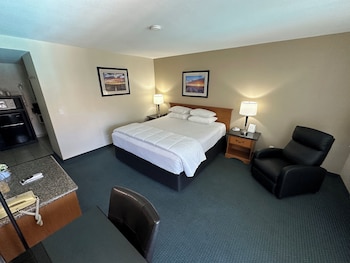 Standard Room, 1 King Bed Upstairs (1 King Bed Nonsmoking)