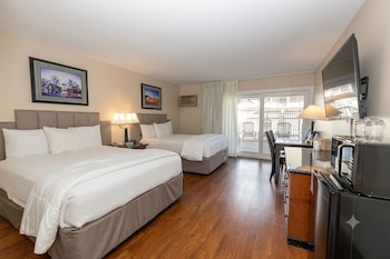 Signature Room, 2 Queen Beds Ground Floor, Patio (2 Queen Beds nonsmoking)