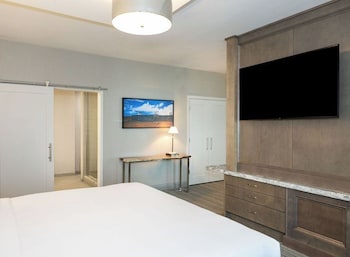 Premium Suite, 1 King Bed with Sofa bed