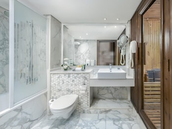 Deluxe Suite, City View