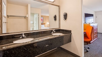 Standard Room, 2 Queen Beds, Non Smoking, Refrigerator & Microwave (Pet Friendly)