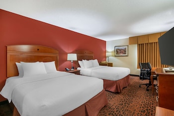 Standard Room, 2 Queen Beds, Accessible, Bathtub